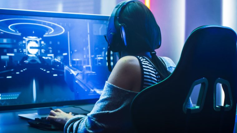 jeune femme jeu vidéo