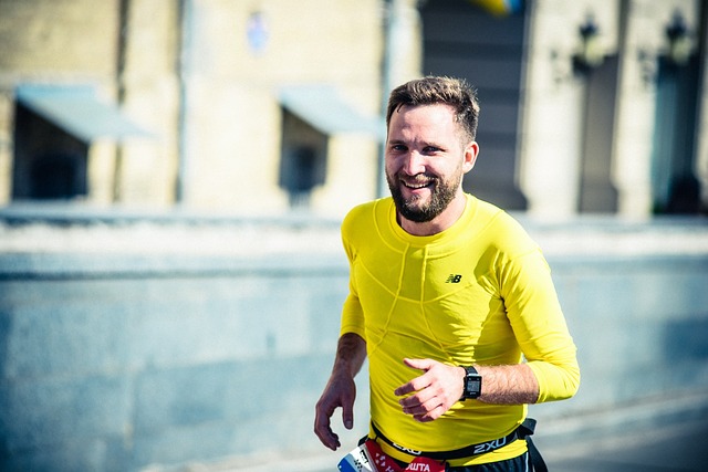 homme barbu faisant une jogging